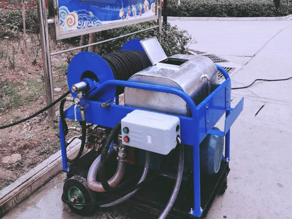 小型高壓管道疏通機小區(qū)管道疏通現(xiàn)場